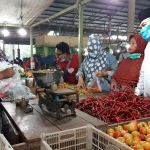 MENYAPA: Cabup Bambang Haryo Soekartono (BHS) berbincang dengan pedagang di Pasar Induk Puspa Agro, Rabu (2/12). foto: MUSTAIN/ BANGSAONLIINE