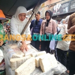 Calon Gubernur Jawa Timur nomor urut 2, Khofifah Indar Parawansa, saat blusukan di Pasar PPI. Foto: DEVI FITRI AFRIYANTI/BANGSAONLINE