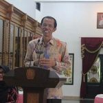 Bupati Magetan Suprawoto menyampaikan program-program 2019 di rumah dinasnya.