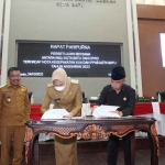 Wali Kota Batu,Dewanti Rumpoko bersama Ketua DPRD Kota Batu Asmadi,  menandatangani kesepakatan KUA PPAS Tahun 2023, Senin (24/10/2022).