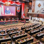 Rapat paripurna yang berlangsung di DPRD Jatim.