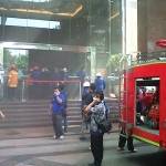 ?Anggota Pemadam Kebakaran cukup sulit memadamkan api, karena posisinya di lantai 17, yang cukup tinggi. foto:rusmiyanto/BANGSAONLINE