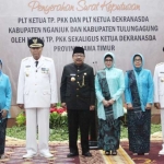 Pakde dan Bude Karwo foto bersama Pj Bupati Nganjuk dan Pj Bupati Trenggalek dan istri yang merupakan ketua PKK dan Dekranasda setempat. foto: Yudi Arianto/ BANGSAONLINE