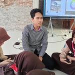 Arta Deva Leandry saat memberikan pelatihan di SMPN 1 Nguntoronadi Magetan. Foto: ANTON/HB