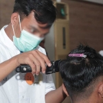 Salah satu WBP Lapas Kediri saat praktik memotong rambut. Foto: Ist
