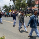 Ilustrasi: Para ABG bercelana abu-abu yang diduga pelajar SMK ikut demo menolak pendirian kilang minyak di Gedung DPRD Tuban.