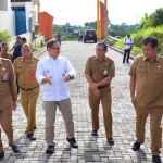 Pj. Wali Kota Batu Aries Agung Paewai saat meninjau pembangunan rumah negara di kawasan Perumahan Veteran, Kelurahan Sisir, Kota Batu, Selasa (21/1/2025).