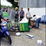 Rombong penjual pentol yang jatuh berserakan serta kacanya pecah, usai digulingkan oleh seorang pria berambut gondrong.