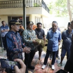 Bupati Pamekasan Kholilurahman dan Wakil Bupati Sukriyanto saat mengecek kondisi tembakau di salah satu gudang 