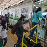 Penumpang yang naik di stasiun Madiun.