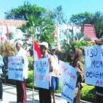 Puluhan anak muda Surabaya memrotes keras beberapa pernyataan Gubernur DKI Jakarta Basuki Tjahja Purnama (Ahok) yang meremehkan Wali Kota Surabaya Tri Rismaharini. foto: ANTARA