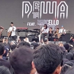 Dewa 19 saat tampil di Konser Bersama Indonesia Maju, di lapangan parkir MPP Sidoarjo, Jumat (2/2/2024) sore. Foto: MUSTAIN/ BANGSAONLINE.com