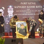 Bupati Kediri Hanindhito Himawan Pramana saat memberi cinderamata kepada AKBP Bramastyo Priaji. (Ist)