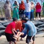 Jenazah saat dievakuasi oleh warga setempat.