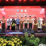 Pj. Gubernur Adhy menyerahkan program bantuan pemugaran 6 RTLH secara simbolis yang tersebar di tiga Kwarcab yakni Kota Malang, Lamongan, dan Jember.