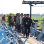 Pj Bupati Jombang, Teguh Narutomo, saat memantau kondisi galian C di Desa Bugasurkedaleman, Kecamatan Gudo.