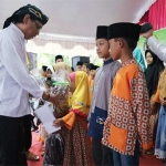 Ketua PWI Jombang Sutono Abdillah saat menyerahkan santunan kepada anak yatim.