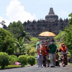 Sejumlah wisatawan berada di kompleks Taman Wisata Candi (TWC) Borobudur, Magelang, Jateng, Rabu (28/10/2020). Memasuki musim libur panjang kali ini wisatawan dari berbagai daerah mulai mengunjungi kawasan wisata candi Borobudur meskipun tidak diperbolehkan menaiki candi dan hanya dibatasi hanya 3.000 pengunjung per hari. foto: ANTARA/ Anis Efizudin
