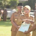 Wali Kota Kediri saat menyerahkan SK kenaikan pangkat kepada salah satu ASN. Foto: Ist