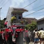 PMK Pemkab Situbondo dibantu Polisi dan warga saat memadamkan api di Rumah seorang dokter gigi di Kelurahan Patokan Situbondo.