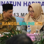 Kepala Dispendik Gresik S. Hariyanto (kanan) bersama Wabup Aminatun Habibah dalam suatu acara, beberapa waktu lalu. Foto: SYUHUD/ BANGSAONLINE