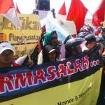 Aksi unjuk rasa warga Desa Plumpungrejo menolak beroperasinya kembali tambang kapur. foto: tri susanto/ BANGSAONLINE