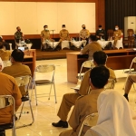 Bupati Sambari saat rapat koordinasi penanganan Covid-19. (foto: ist)