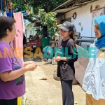 Paslon Wali Kota dan Wakil Wali Kota Kediri nomor urut 2, Ferry Silviana Feronica dan Regina Nadya Suwono (FREN) saat berbincang dengan warga Kelurahan Burengan. Foto: Muji Harjita/BANGSAONLINE