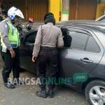 Petugas saat mengecek mobil korban di area Pasar Legi Jombang, Jumat (23/9). foto: ROMZA/ BANGSAONLINE