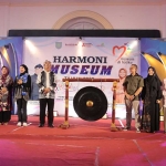 Pembukaan Harmoni Museum ditandai dengan pemukulan gong oleh Wali Kota Probolinggo dr. Aminudin.