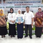 Wali Kota Mojokerto Ika Puspitasari foto bersama usai pengukuhan Dewan Pengawas Rumah Sakit Umum Dr Wahidin Sudiro Husodo.