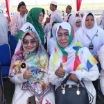 Ketua PDIP Gresik Hj. Siti Muafiyah bersama istri Cawapres 01 KH. Ma