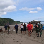 Petugas saat mengevakuasi pesawat latih cessna yang mendarat darurat di sekitar Pantai Ngagelan, Banyuwangi.
