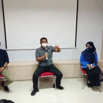 Kepala Dinas Pendidikan (Dispendik) Kota Surabaya, Supomo bersama Afita Nurul Aini saat jumpa pers di Kantor Bagian Humas Pemkot Surabaya. (foto: YUDI A/ BANGSAONLINE)