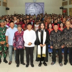 Wali Kota Pasuruan, Adi Wibowo saat foto bersama jemaah gereja yang akan melakukan ibadah Misa Malam Natal. foto: ist.