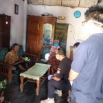 Windoko dan anggota Tim Gugus Tugas Percepatan Penanganan Covid-19 Kabupaten Kediri saar mendatangi keluarga pasien positif Covid-19 di Desa Padangan, Kecamatan Kayen Kidul. (foto: ist/ bangsaonline.com)