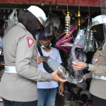 Satlantas Polresta Sidoarjo saat blusukan ke Pasar Loak Tenggulunan memberikan imbauan kepada pedagang agar tidak menjual knalpot brong.