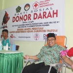 Kepala Kemenag Pacitan, KH. Moh Nurul Huda saat mengikuti kegiatan donor darah.