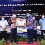 PERINGKAT PERTAMA: Wabup Subandi menyerahkan penghargaan kinerja ke Kepala BPPD Ari Suryono, Selasa (9/11/2021). foto: Kominfo Sidoarjo