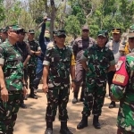 
Asisten Teritorial Kepala Staf Angkatan Darat Mayjen TNI Joko Hadi Susilo (tengah) saat meninjau kegiatan pembuatan jalan tembus di Desa Pagung, Kecamatan Semen. (Muji Harjita/BANGSAONLINE.com)