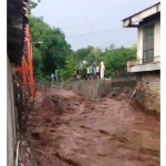 Tangkapan layar video yang viral di medsos ketika banjir bandang melanda Kecamatan Rengel, Tuban.