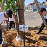 Wakil Bupati Pamekasan Sukriyanto saat menanam pohon  
