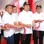 Bupati Lamongan, Yuhronur Efendi, saat memotong pita sebagai tanda launching Mobil Operasional Donor Darah.