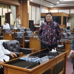 Sekdakab Gresik (kiri) Achmad Washil Miftahul Rachman saat berbincang dengan Ketua DPRD Gresik Syahrul Munir (kanan) dan Wakil Ketua DPRD Mujid Riduan usai rapat paripurna. Foto: Ist.