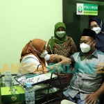 Bupati Fandi Akhmad Yani, didampingi Wabup Aminatun Habibah, dan Kadinkes dr. Mukhibatul Khusnah dicek tensi usai peresmian klinik. Foto: SYUHUD/BANGSAONLINE.com