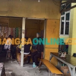 Ketua Depicab SOKSI Gresik, Ahmad Nurhamim, saat berdiskusi dengan masyarakat di warung kopi. Foto: SYUHUD/BANGSAONLINE
