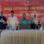 Moch Wahyudi, anggota KPU Kota Kediri (tiga dari kiri) saat acara media gathering. Foto: MUJI HARJITA/ BANGSAONLINE
