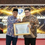 Kepala BKN Zudan Arif Fakrulloh (kiri) saat menyerahkan penghargaan kepada Bupati Kediri Hanindhito Himawan Pramana. (Ist). 
