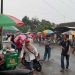 Jalan-jalan sekitar Lapangan Tawangsari hingga perempatan Garum dipenuhi ratusan pedagang kaki lima saat kampanye akbar pasangan Rijanto-Beky.