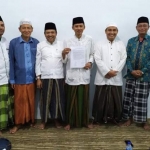 Para Ketua PCNU se-Madura usai menandatangani tujuh pernyataan sikap terkait keadaan pasca Pemilu 2019. foto: erry sugianto/BANGSAONLINE.com